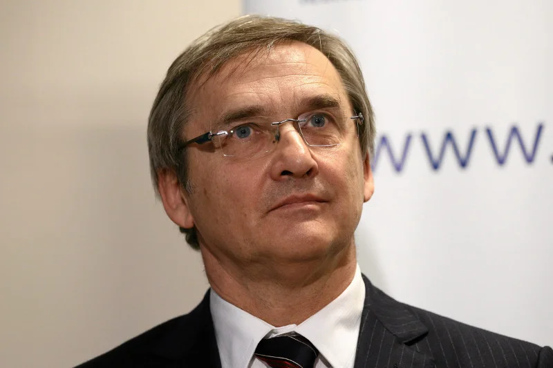Dr Maciej Hamankiewicz, prezes Naczelnej Rady Lekarskiej wyjaśnia, dlaczego ludzie wierzą uzdrowicielom i ruchom antyszczepionkowym.