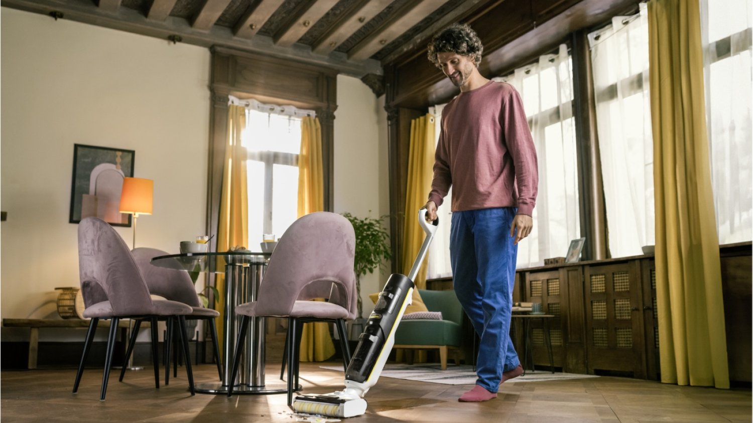 FCV 4 marki Kärcher to elektryczny mop odkurzający FCV 4, wyposażony w innowacyjną funkcję 3 w 1, która łączy mycie, odkurzanie i osuszanie podłogi, a także funkcję samooczyszczania i tryb pracy na sucho.