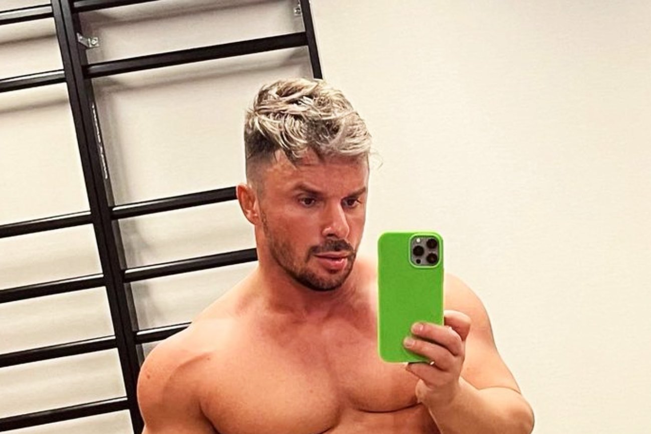 Qczaj pląsał nago na InstaStory. Ręcznik ledwo zakrywał jego przyrodzenie