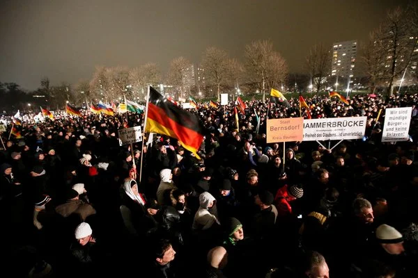 Poniedziałkowe demonstracje PEGIDA w Dreźnie gromadzą ok 15-20 tysięcy osób