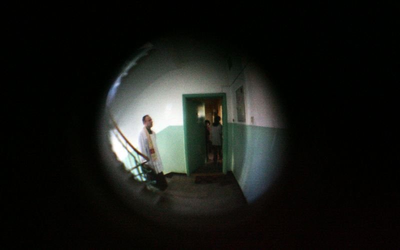 Księża także niezbyt przepadają za kolędą.