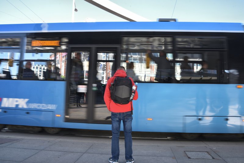 Tylko jeden wózek w tramwaju we Wrocławiu. Matki muszą się bić o miejsce