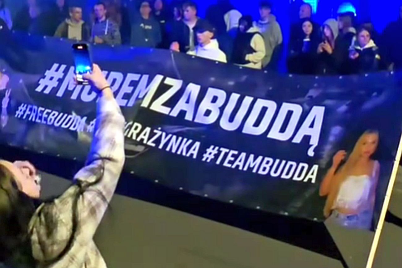 Fani Kamila L. ps. "Budda" wspierają swojego idola pikietami pod aresztem, w którym został umieszczony