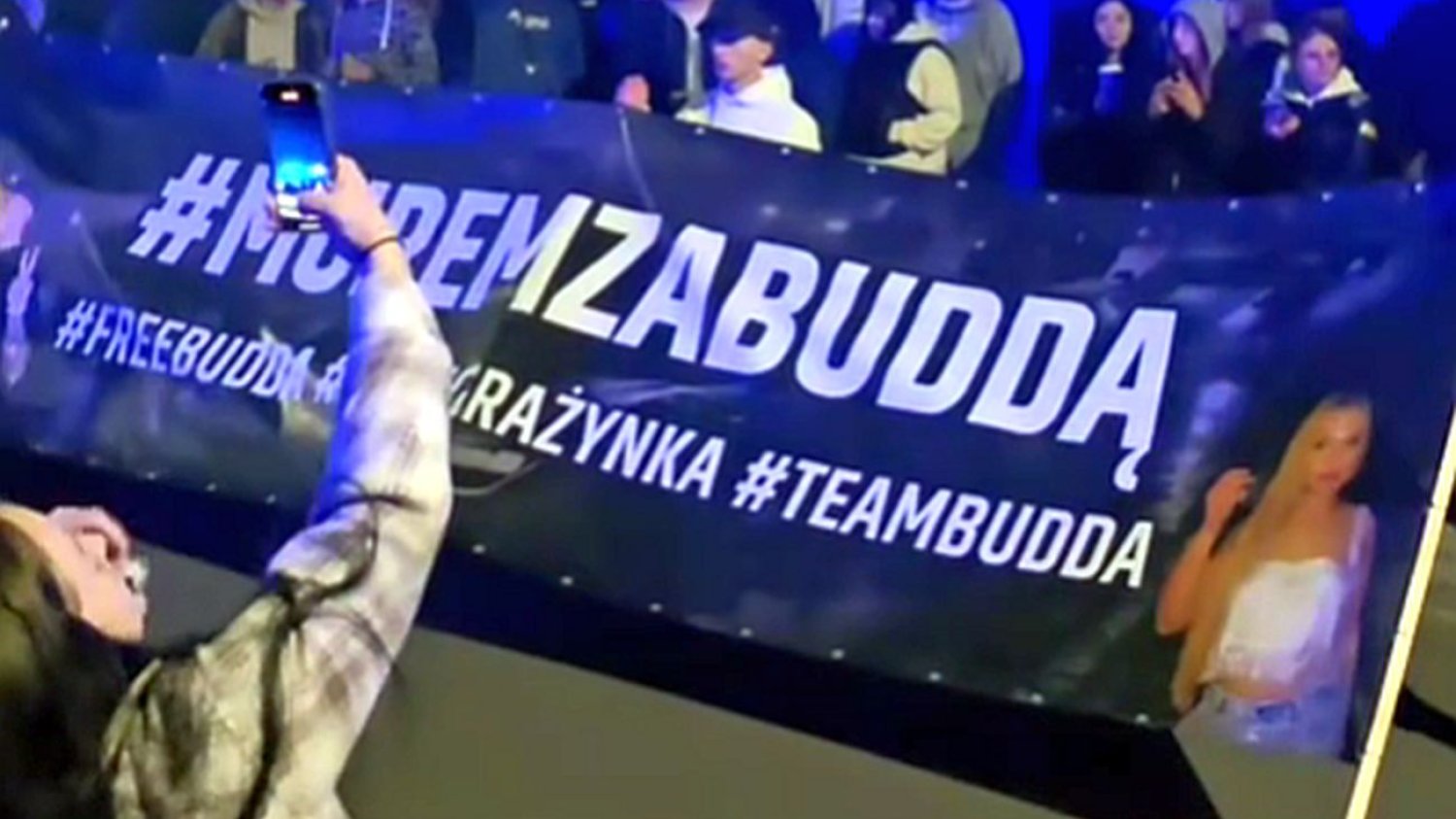 Fani Kamila L. ps. "Budda" wspierają swojego idola pikietami pod aresztem, w którym został umieszczony