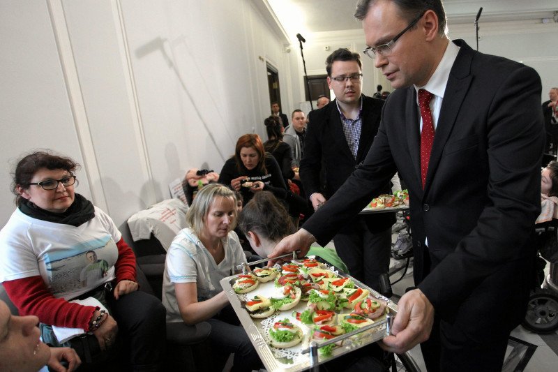 To Arkadiusz Mularczyk wprowadził do Sejmu rodziny dzieci niepełnosprawnych, które teraz okupują parlament.