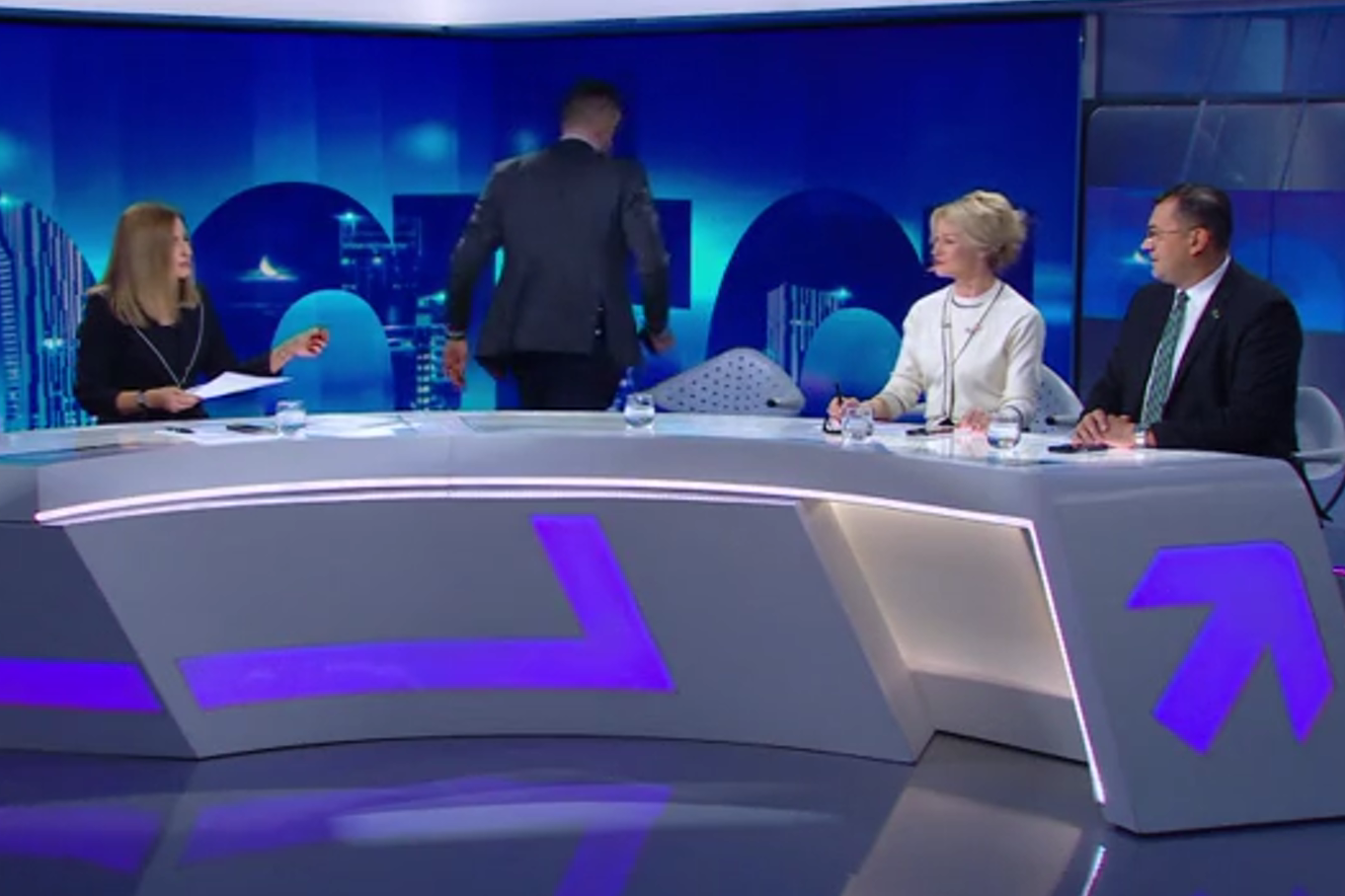 Kowalski obraził się i wyszedł ze studia Polsat News. "Już do pani nigdy nie przyjdę" Janusz Kowalski wyszedł ze studia Polsat News. Wcześniej obraził Agnieszkę Gozdyrę