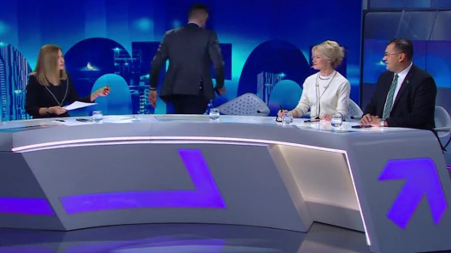 Kowalski obraził się i wyszedł ze studia Polsat News. "Już do pani nigdy nie przyjdę" Janusz Kowalski wyszedł ze studia Polsat News. Wcześniej obraził Agnieszkę Gozdyrę