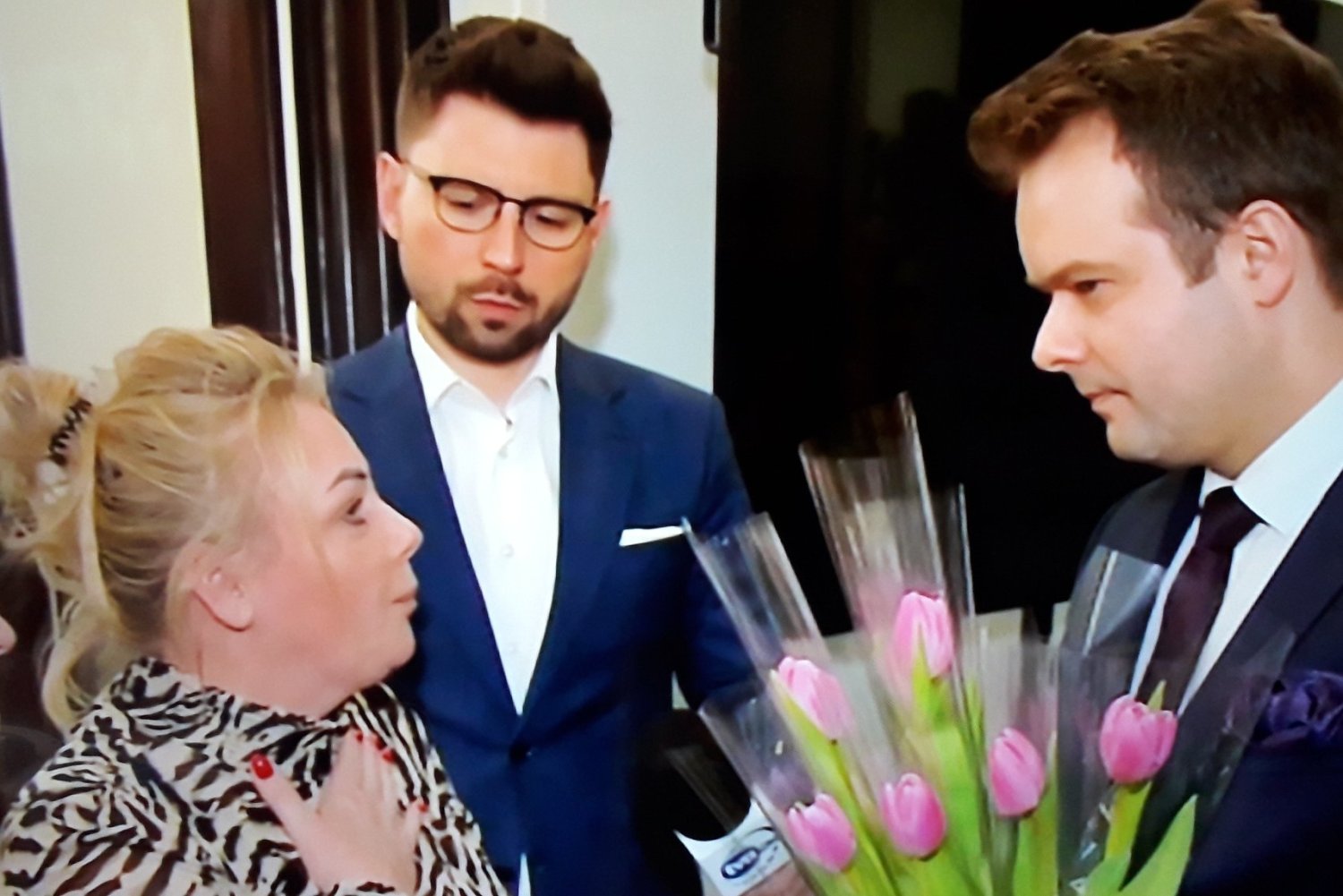 Rafał Bochenek chciał wręczyć kwiaty matkom protestującym w Sejmie. Nie przyjęły ich