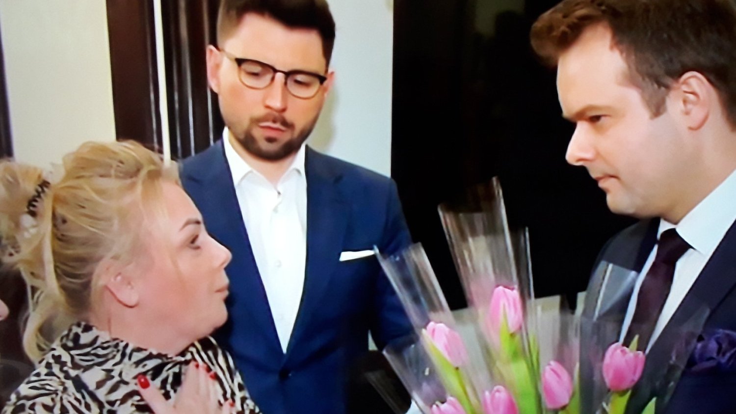 Rafał Bochenek chciał wręczyć kwiaty matkom protestującym w Sejmie. Nie przyjęły ich
