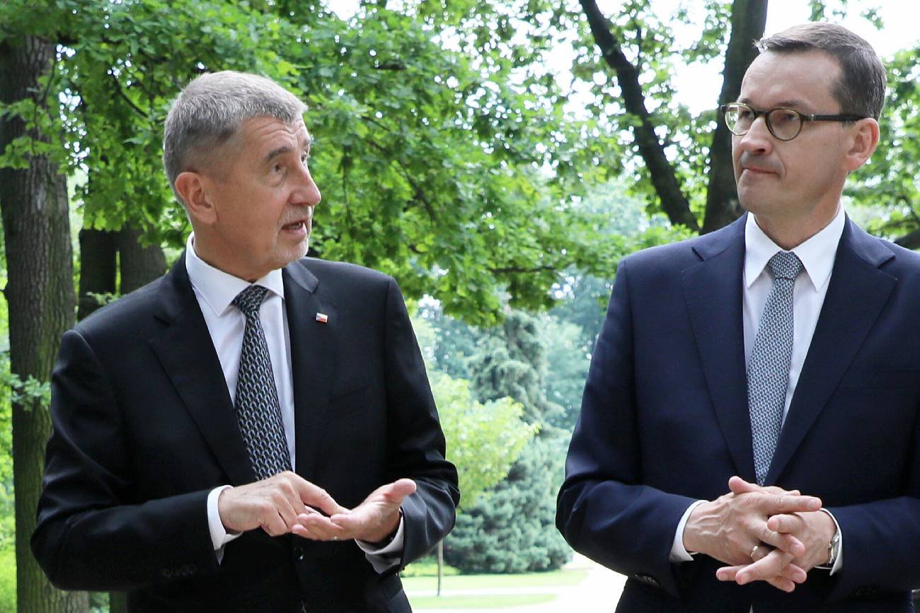 Ustępujący premier Czech Andrej Babiš wprowadził nowe obostrzenia dla osób niezaszczepionych. Premier Mateusz Morawiecki w Polsce obawia się gniewu antyszczepionkowców. Ustępujący premier Czech Andrej Babiš i premier Polski Mateusz Morawiecki.