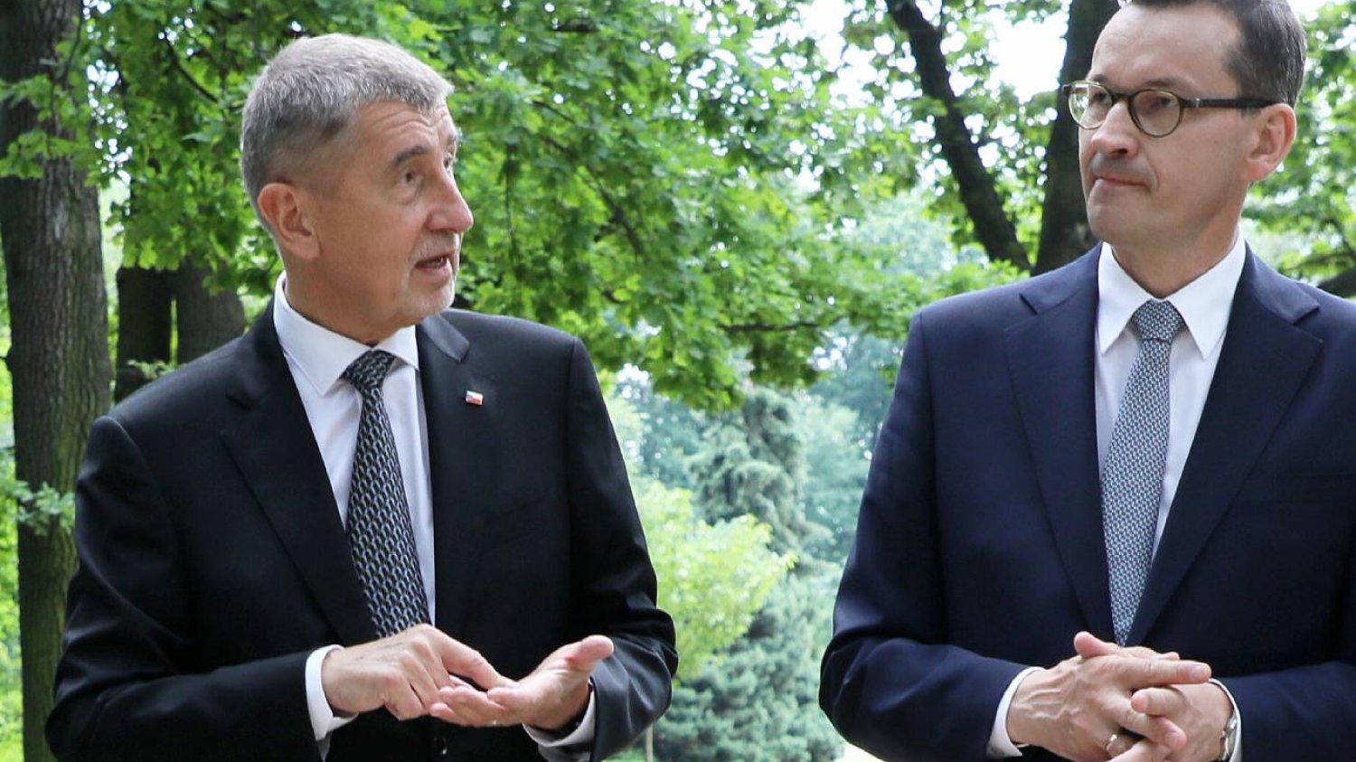 Ustępujący premier Czech Andrej Babiš wprowadził nowe obostrzenia dla osób niezaszczepionych. Premier Mateusz Morawiecki w Polsce obawia się gniewu antyszczepionkowców. Ustępujący premier Czech Andrej Babiš i premier Polski Mateusz Morawiecki.
