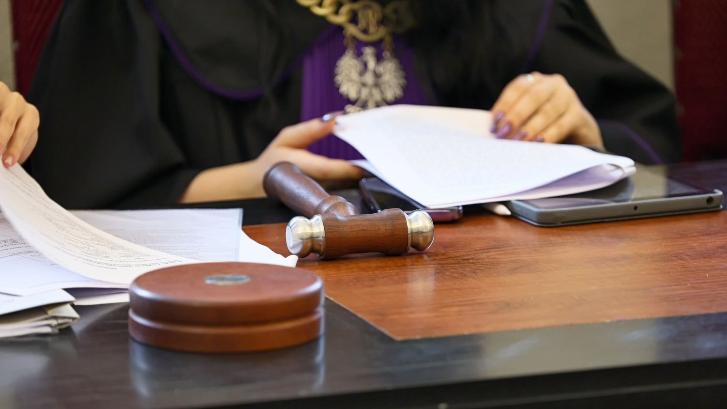 Wzięli łapówkę za akt łaski prezydenta? Zarzuty miał usłyszeć znajomy Dudy