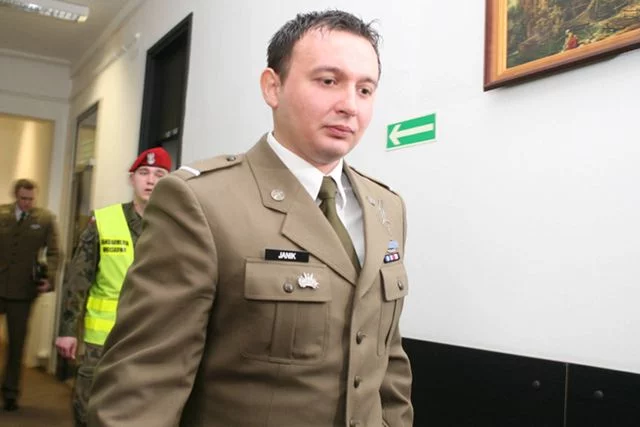 Starszy szeregowy Jacek Janik, jeden z uniewinnionych żołnierzy, ma otrzymać 400 tysięcy złotych zadośćuczynienia za niesłusznie spędzony w areszcie czas