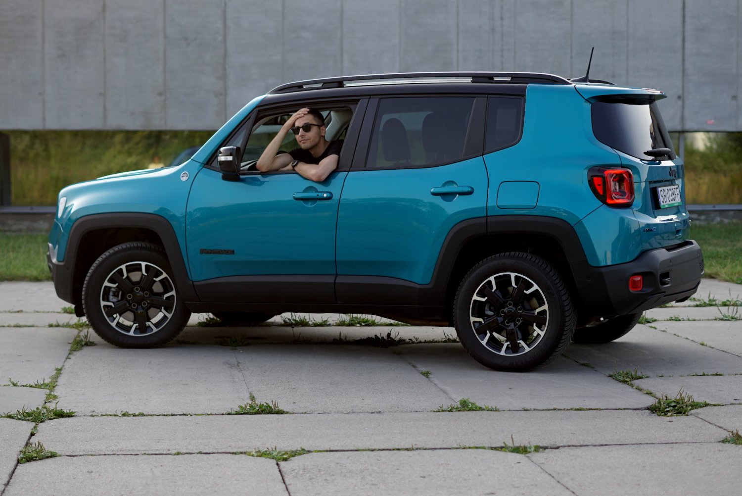 Hybrydowy Jeep Renegade w wersji 4xe potrafi zaskoczyć niskim zużyciem. Oczywiście wtedy, gdy macie naładowaną baterię.