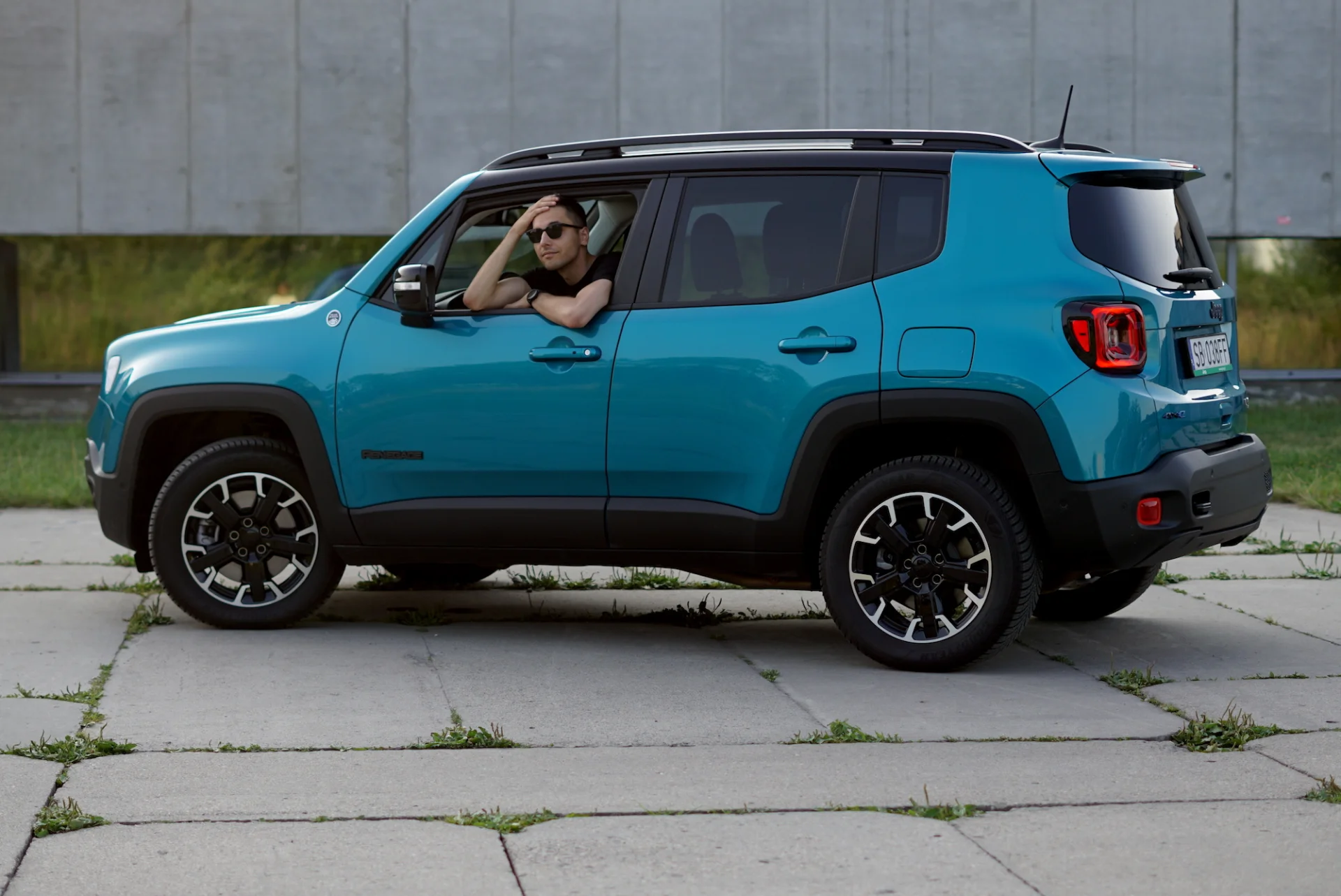 Hybrydowy Jeep Renegade w wersji 4xe potrafi zaskoczyć niskim zużyciem. Oczywiście wtedy,  gdy macie naładowaną baterię.