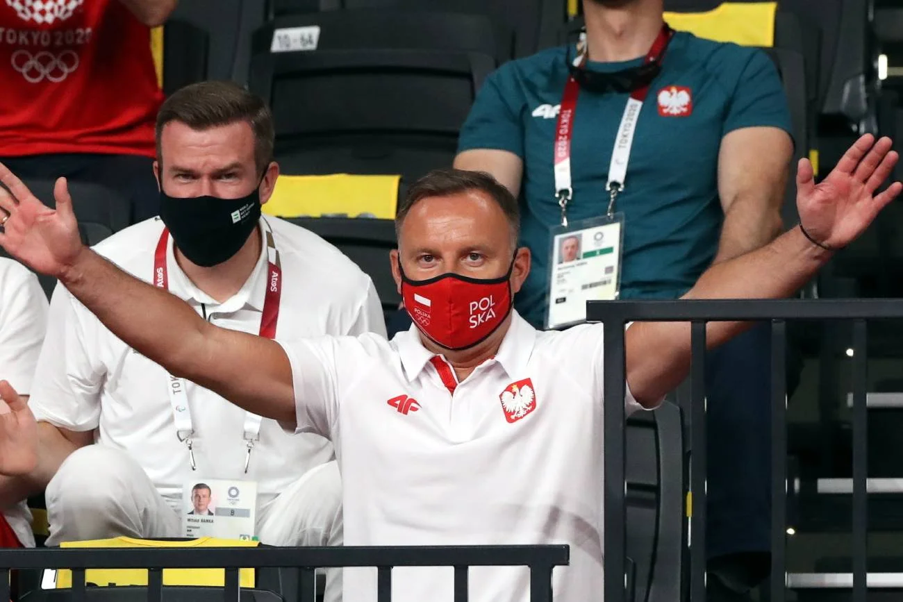 Andrzej Duda w końcu pogratulował żeglarkom. Jednak nie wymienił pełnego nazwiska Jolanty Ogar-Hill. Drugi jego człon przyjęła po ślubie z dziennikarką Chuchie Hill