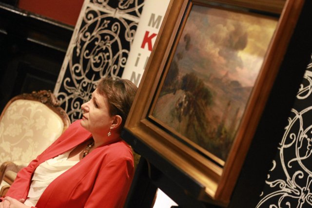 Minister Kultury i Dziedzictwa Narodowego, profesor Małgorzata Omilanowska podczas odsłonięcia w Muzeum Narodowym we Wrocławiu obrazu " Via Cassia " Oswalda Achenbacha, skradzionego w czasie II wojny światowej.