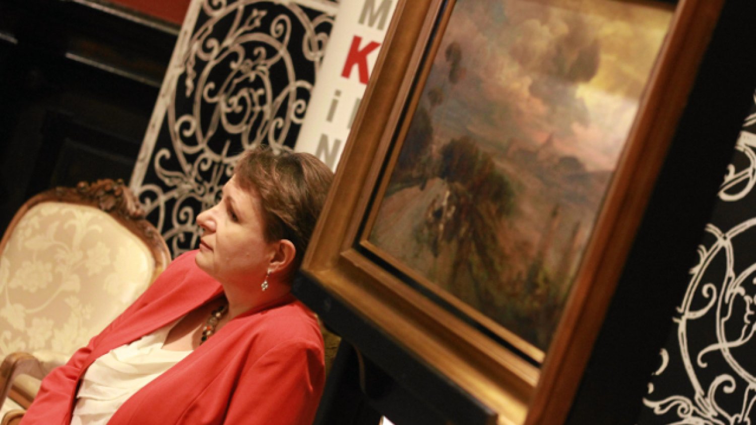 Minister Kultury i Dziedzictwa Narodowego, profesor Małgorzata Omilanowska podczas odsłonięcia w Muzeum Narodowym we Wrocławiu obrazu " Via Cassia " Oswalda Achenbacha, skradzionego w czasie II wojny światowej.