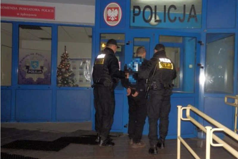 Policja zatrzymała kibiców, którzy w drodze na pielgrzymkę do Częstochowy obrabowali stację benzynową.