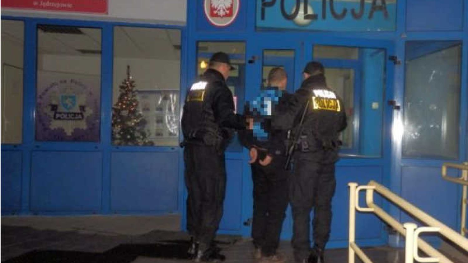 Policja zatrzymała kibiców, którzy w drodze na pielgrzymkę do Częstochowy obrabowali stację benzynową.