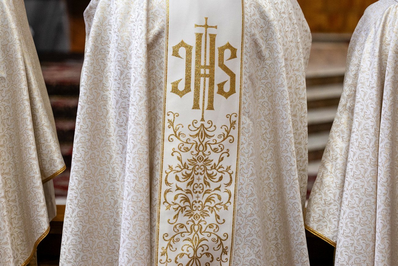 O księdzu z Rzejowic zrobiło się głośno, gdy pijany odprawiał pogrzeb i usnął.