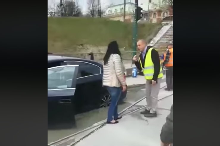 Kobieta kierująca toyotą wjechała w sam środek betonowej wylewki na remontowanych torach tramwajowych w Sosnowcu.