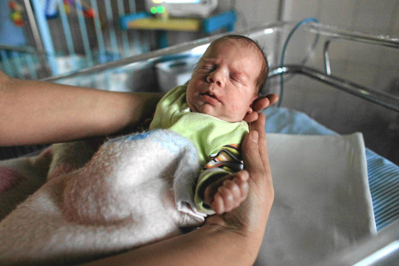 Polki coraz częściej decydują się na cesarskie cięcie.