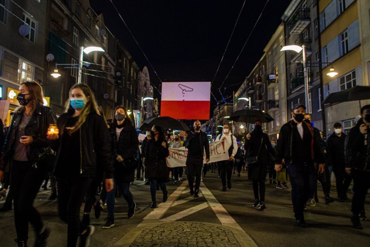 Nożownik zaatakował protestujących w Gdyni.