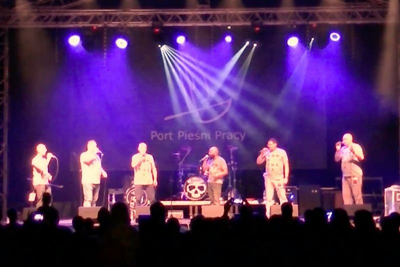 PiS uwziął się na zespół Perły i Łotry za śpiewanie szant w koszulkach z napisem "Konstytucja".