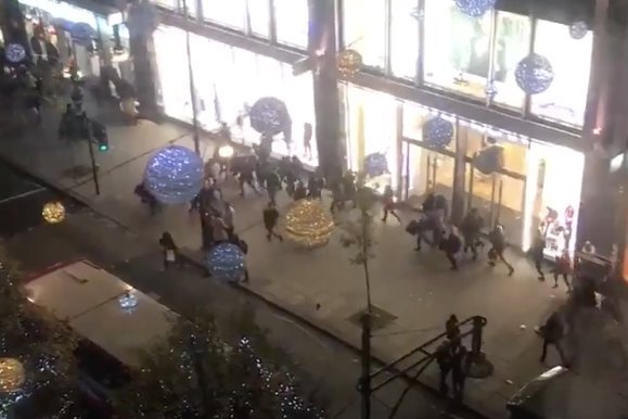 Ludzie w panice uciekali po tym, jak gruchnęła wieść, że na stacji Oxford Circus padły strzały. Nie ma jednak potwierdzenia, że tak się stało.