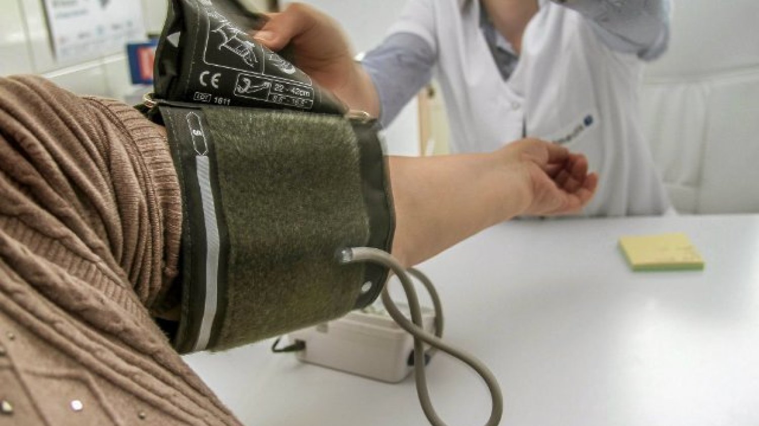 Arytmia jest zaburzeniem tempa lub regularności bicia naszego serca. Może przebiegać niemal bezobjawowo i wtedy pomocne jest badanie EKG. W niektórych przypadkach arytmie serca stanowią zagrożenie życia.