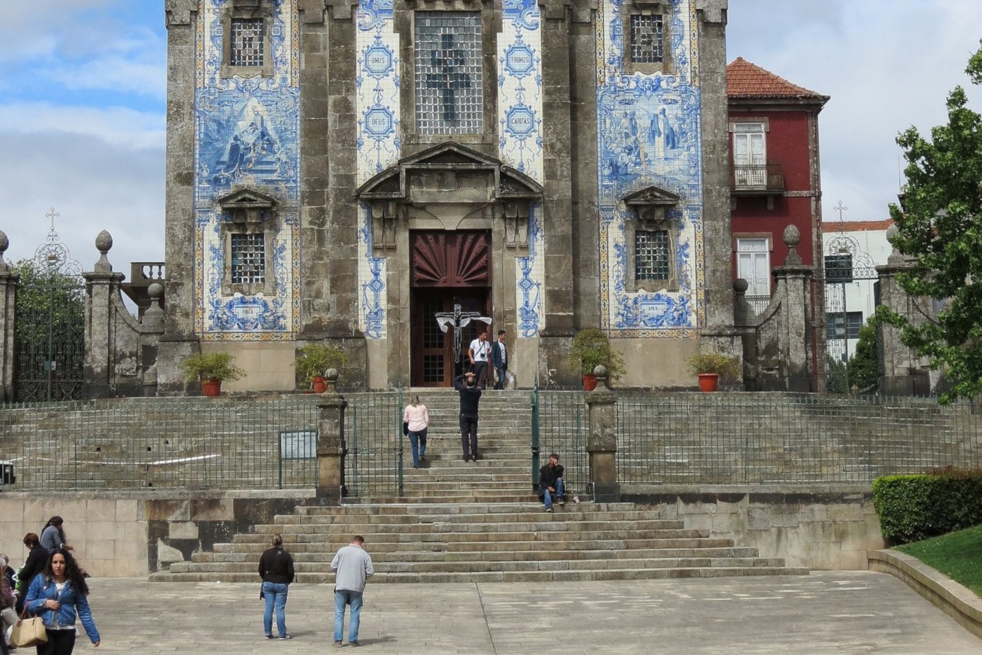 Przez rozwój epidemii covid-19, w Portugalii zawieszone zostają msze święte