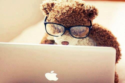 Miś Tadeusz szukający rozwiązania kłopotu z windykatorem.