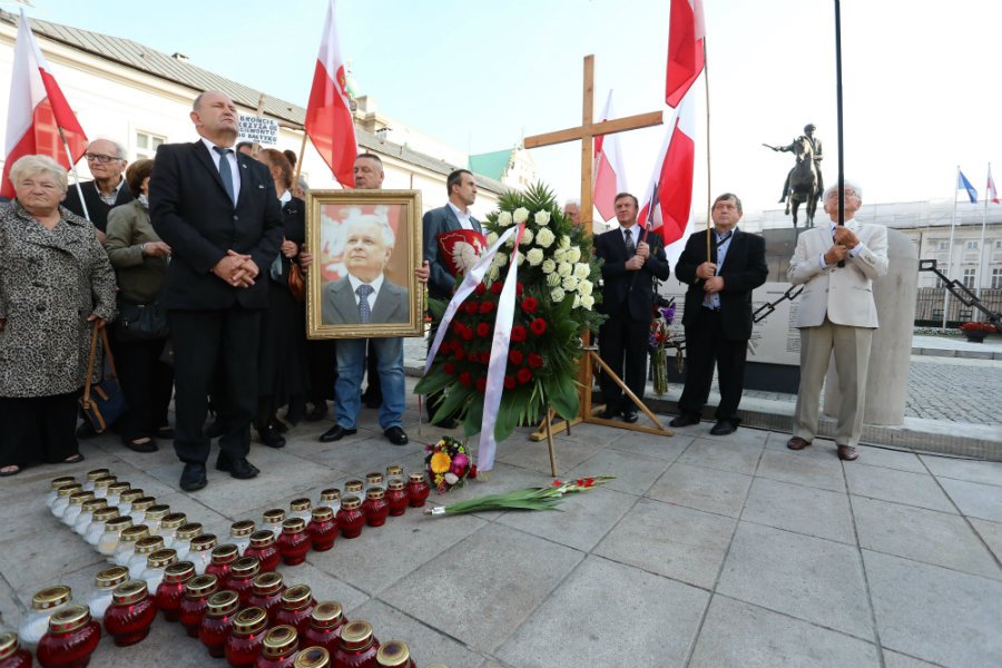 Krzyż pod Pałacem Prezydenckim był częstym miejscem modlitw, ale także konfliktów.