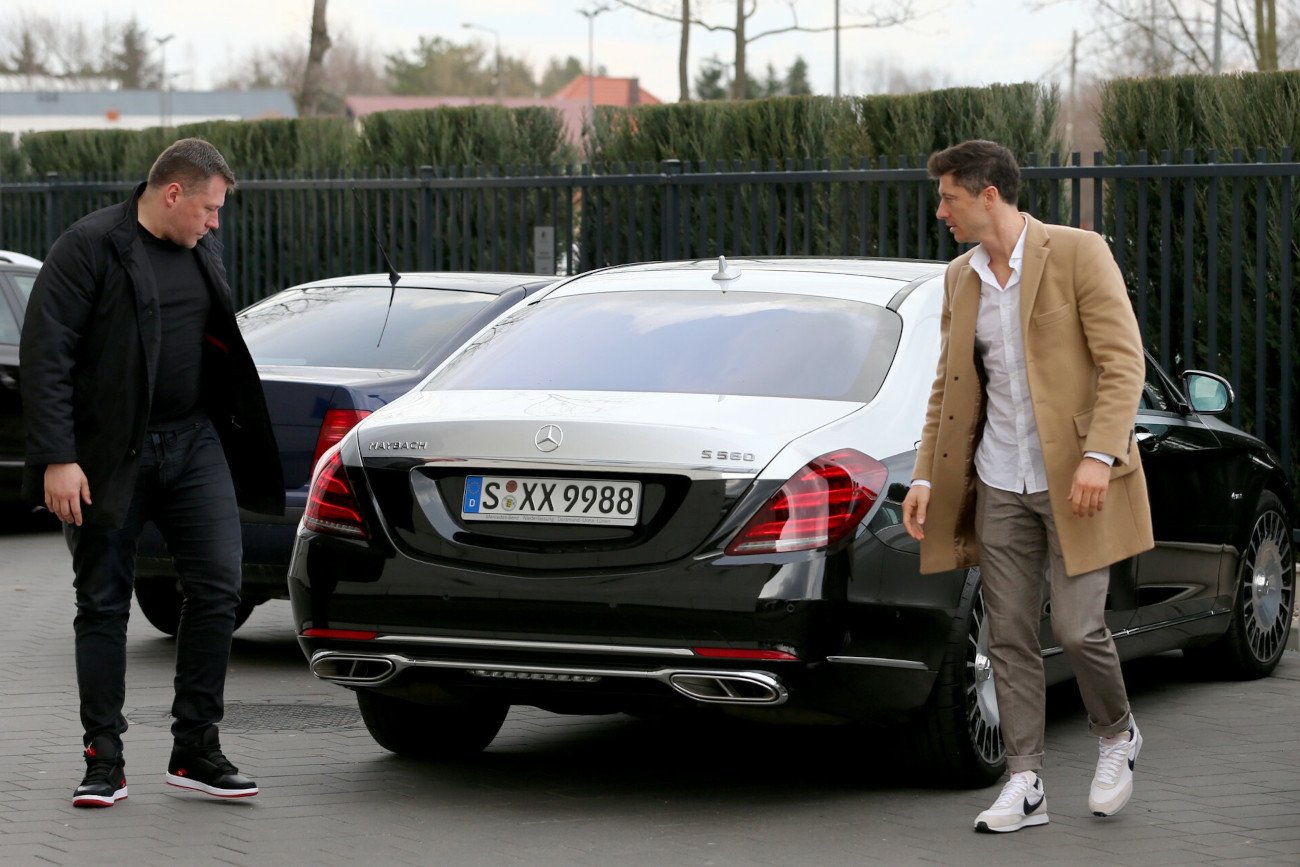 Robert Lewandowski jest pod obserwacją w każdym możliwym miejscu. Ostatnio został przyłapany w Warszawie.