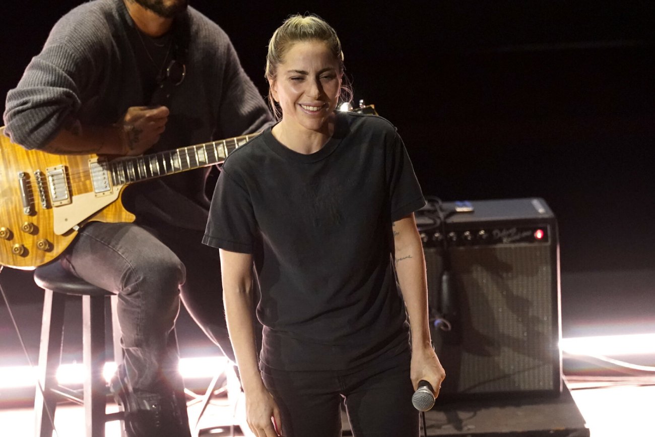 Oscary 2023: Lady Gaga bez makijażu podczas występu. Zmieniła też outfit