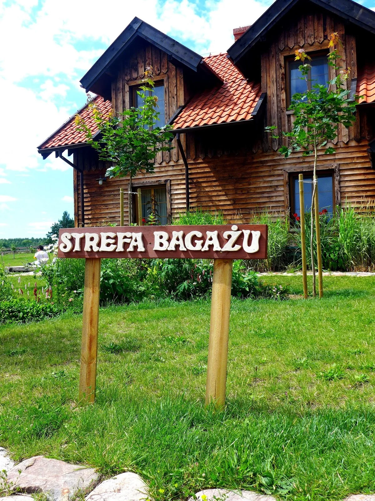 Bywa, że latem brama wjazdowa jest non stop otwarta... W Szuwarach nigdy jednak nie jest tłoczno.