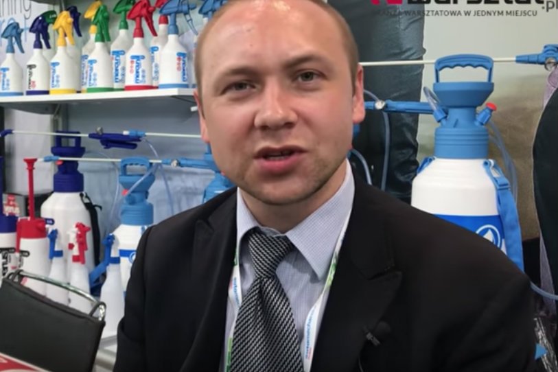 Paweł Ż. na targach w Dubaju reklamuje sprzęt firmy Kwazar.