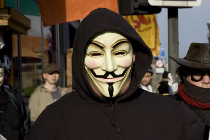 "Wojna informacyjna", której autorem jest Thomas Rid, ekspert od bezpieczeństwa informacji, przedstawia dawne i obecne techniki dezinformacji na przykładzie wielu akcji prowadzonych przez służby wywiadowcze Wschodu i Zachodu