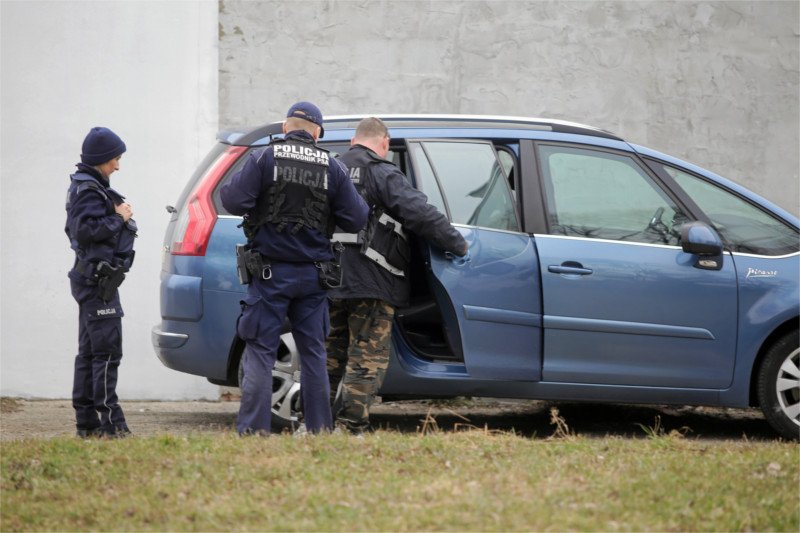 Policja znalazła samochód, którym porywacze wywieźli Amelkę i jej matkę z Białegostoku.