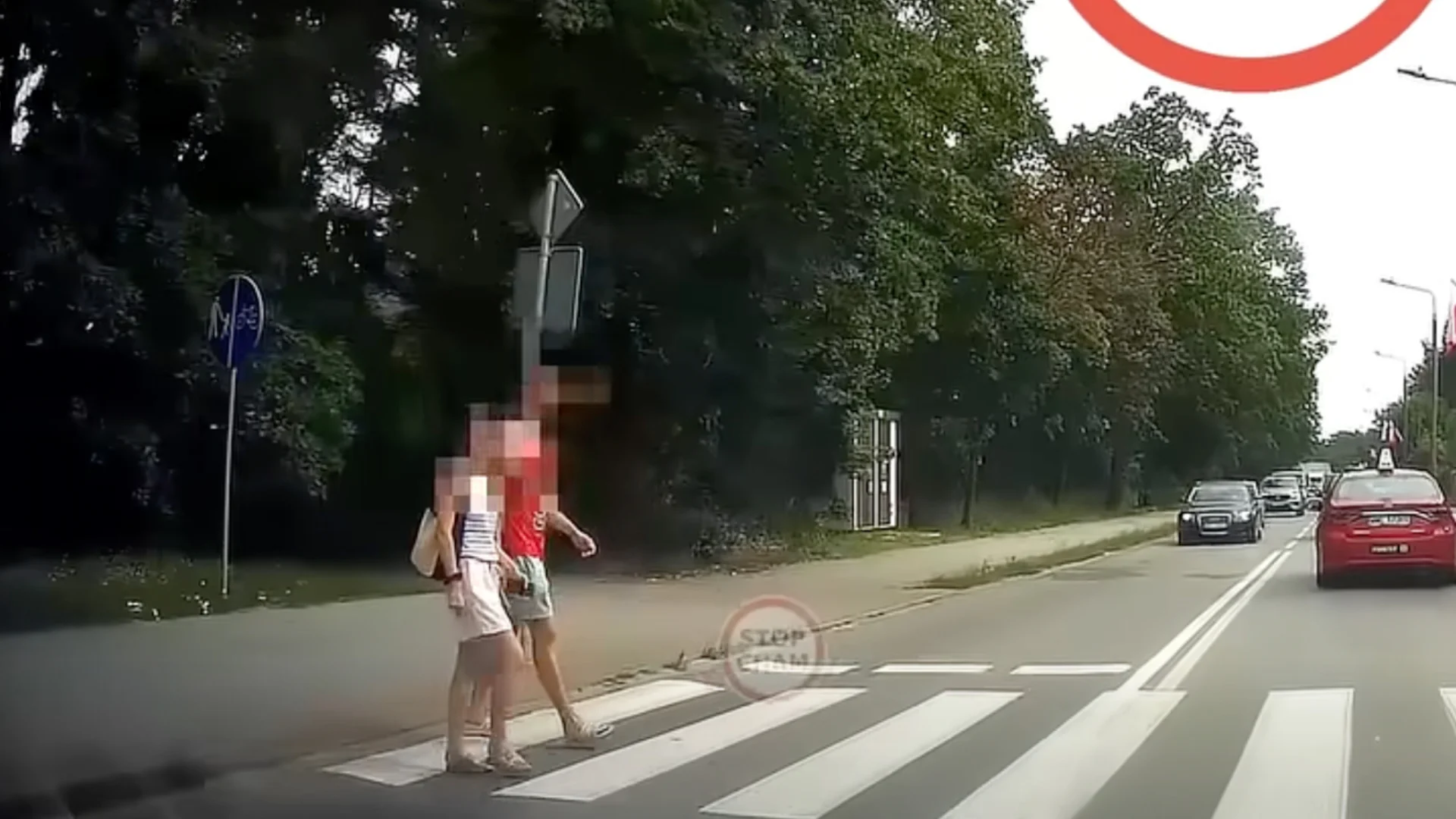 Pokazał, jak piesi "wtargnęli" mu przed maskę. W komentarzach zero litości