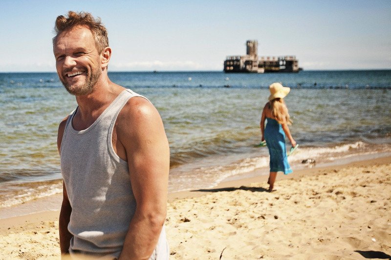 Cezary Pazura na planie nowego serialu "Aż po sufit!".