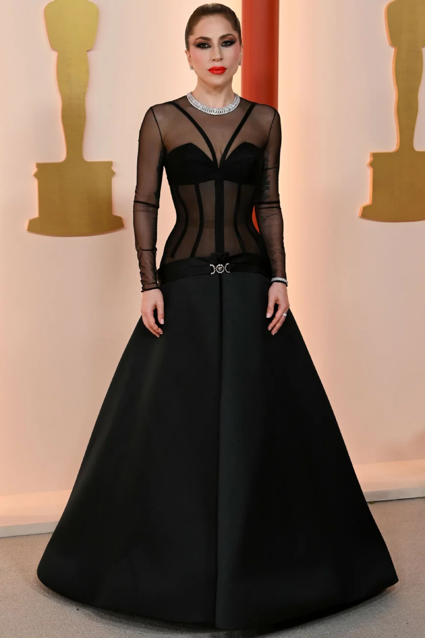 Oscary 2023: Lady Gaga bez makijażu podczas występu. Zmieniła też outfit