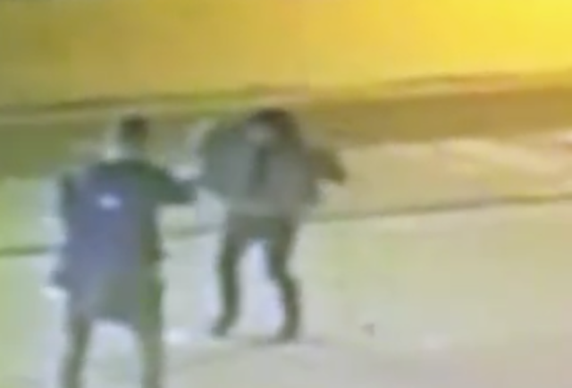 Na nagraniu widać, jak Ewa Tylman zatacza się na ulicy i po chwili przewraca