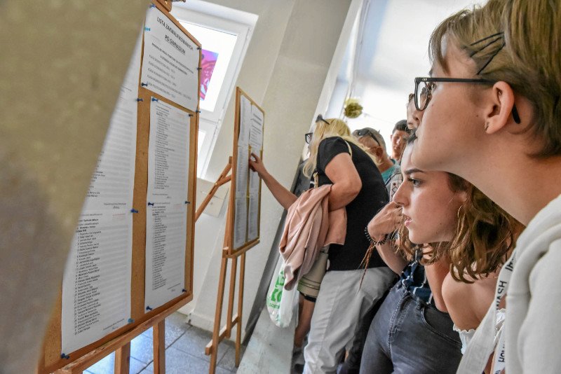 Uczniowie z podwójnego rocznika wraz z rodzicami szukają swoich nazwisk na liście przyjętych do V LO w Zielonej Górze.