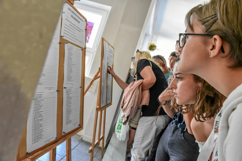 Uczniowie z podwójnego rocznika wraz z rodzicami szukają swoich nazwisk na liście przyjętych do V LO w Zielonej Górze.