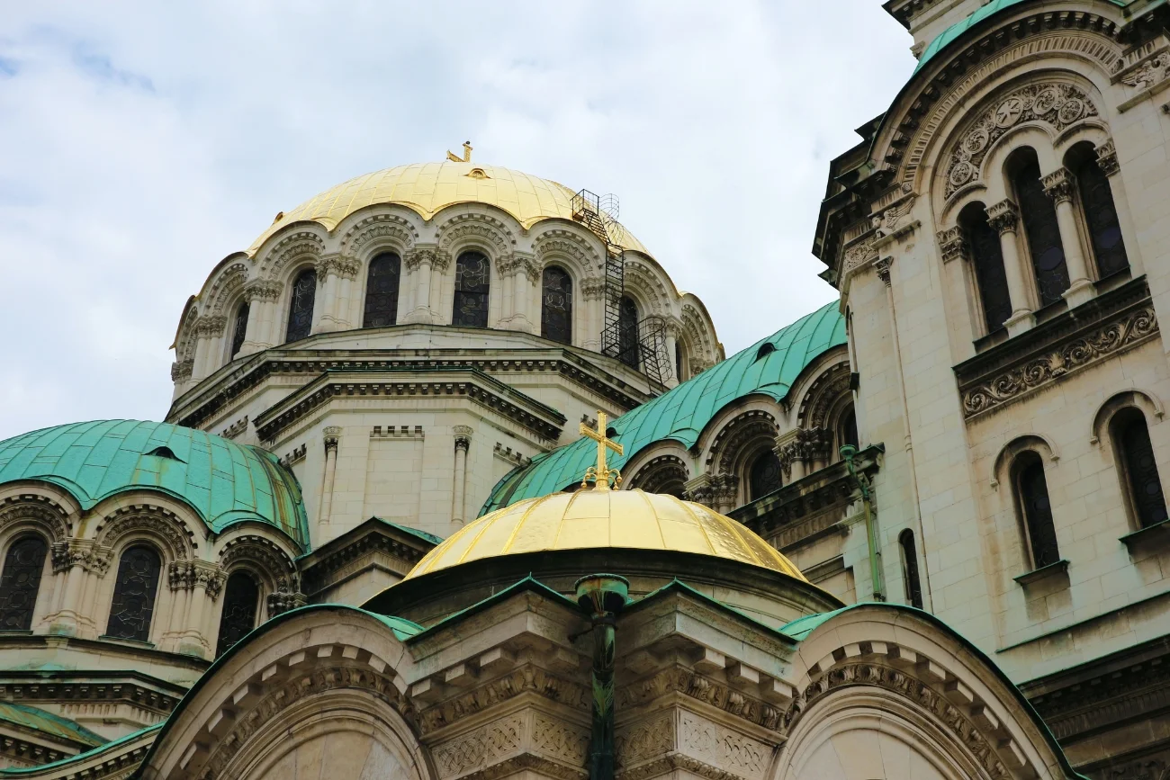 Zbliżenie na budynek Katedry św. Aleksandra Newskiego w miejscowości Sofia