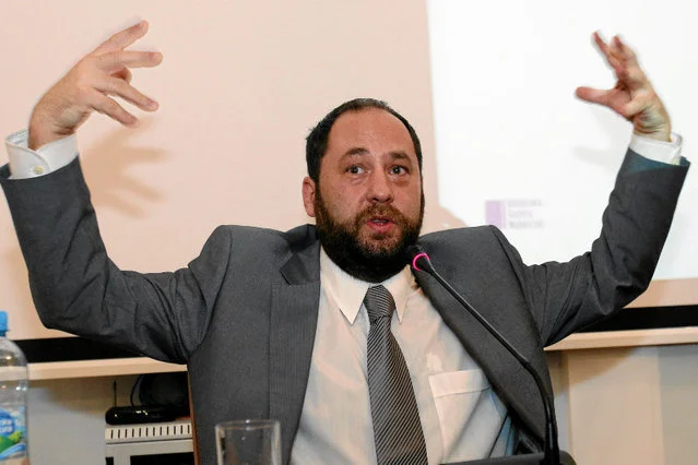 Profesor Hartman jest mocno krytykowany ze swój wpis o mężczyźnie, który podpalił się w Warszawie