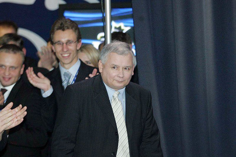 Jarosław Kaczyński w chwili triumfu, gdy PiS wygrywało wybory przed siedmioma laty. Ta historia się wkrótce powtórzy?