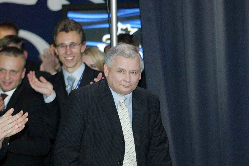 Jarosław Kaczyński w chwili triumfu, gdy PiS wygrywało wybory przed siedmioma laty. Ta historia się wkrótce powtórzy?